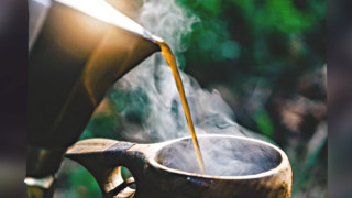 カフェインの最適な摂取量と心身の最適化：バイオハッカーのためのガイド 